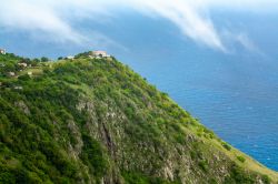 Case sulla cima di una collina con vista sul mare: siamo sull'isola di Saba, Caraibi, considerata un piccolo gioiello mondiale dell'ecoturismo. 

