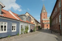 Case tipiche del centro storico di Aalborg. La città danese è diventata negli ultimi anni una delle mete turistiche più apprezzate del paese - foto © Arth63 / Shutterstock.com ...
