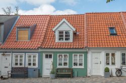 Casette tradizionali colorate con tonalità pastello nella città di Aalborg, la quarta per dimensioni della Danimarca - foto © Arth63 / Shutterstock.com