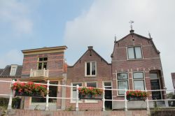Case tradizionali nel borgo di Alkmaar (Noord-Holland) - Con lo stesso spirito di tutta Alkmaar, anche le case non rimangono indifferenti allo spirito dell'identità collettiva, uniformandosi ...
