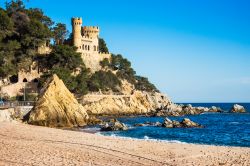 Il Castell de Sa Caleta, che si affaccia sull'omonima ...
