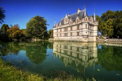 Il Castello di Azay-le-Rideau del dipartimento di Indre-et-Loire (Francia) - Come si può vedere nell'immagine, da lontano questa bellissima fortezza rinascimentale ha due particolarità. ...