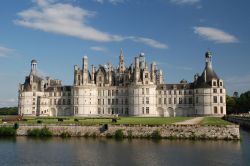 Il Castello di Chambord è il simbolo per eccellenza della maestosità dei Castelli della Loira. Si trova nella regione Centro, in Francia - © geppe / Shutterstock.com