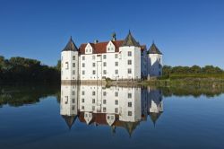 Il castello di Glücksburg, a pochi chilometri da Flensburg (Germania), è particolarmente fotogenico garzie alla sua posizione sull'acqua del fiordo.

