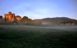 Il castello di Lourmarin all'alba, con l'umidità che sale dai campi. Siamo nel dipartimento della Vaucluse, in Provenza (Francia).