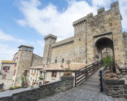 Castello medievale a Bolsena, Italia. Una veduta della Rocca Monaldeschi della Cervara situata nel centro storico di Bolsena. Il castello è il luogo più visitato dai turisti stranieri ...