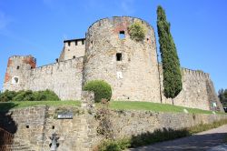 Il castello storico di Gorizia, Friuli Venezia Giulia, Italia. Adagiata sull'altura che sovrasta la cittadina, questa fortezza risale all'XI° secolo e offre una vista spettacolare ...