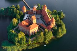 Veduta aerea del Castello di Trakai visto dalla mongolfiera - © vikau / Shutterstock.com
