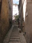 Una strada in salita nel centro di Amelia, il borgo murato che si trova in provincia di Terni, in Umbria.