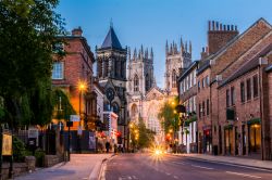 Immagine serale del centro di York, con la strada che conduce allo York Minster, la splendida cattedrale gotica simbolo della città - foto © David Ionut / Shutterstock