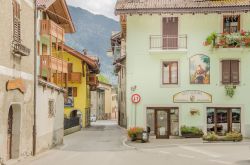 Centro storico di Pinzolo, Trentino Alto Adige: le belle case del borgo con le facciate color pastello e gli affreschi - © MoLarjung / Shutterstock.com