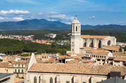 Il centro di Girona e la campagna circostante. La città catalana sorge a 100 km da Barcellona e a 60 km dal confine con la Francia - foto © funkyfrogstock / Shutterstock.com