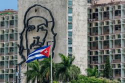 Che Guevara campeggia sulla facciata del Ministero dell'Interno sulla Plaza de la Revoluciòn all'Avana (Cuba).