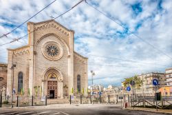 Chiesa cattolica nella parte modenra di Bari, Puglia.
