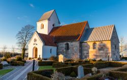 La deliziosa chiesetta di Dall, un villaggio situato pochi chilometri a sud della città di  Aalborg, in Danimarca - foto © Anders Riishede / Shutterstock.com