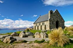 Chiesa del Buon Pastore: ci troviamo sulle rive del lago Tekapo, nel territorio del Canterbury in Nuova Zelanda - © Martin Mels / Shutterstock.com