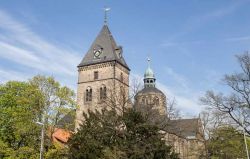 Chiesa di San Bonifacio a Hameln, Germania. Gli splendidi edifici religiosi della città sono una delle attrazioni da non perdere: fra queste spicca il monastero di St. Bonifatius che ...