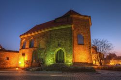 Chiesa di San Martino a Wroclaw, Polonia - Fotografata di sera, questa piccola chiesa gotica si trova nella parte occidentale di Ostrow Tumski. Costruita in pietra e mattoni, si presenta con ...