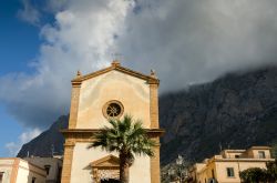 Una chiesa in centro a Cinisi, ad ovest di Palermo - © sergioboccardo / Shutterstock.com