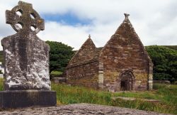 Antica chiesa irlandese a Dingle, Irlanda. Le rovine di un edificio religioso irlandese nella penisola di Dingle. Questo territorio ospita numerosi siti archeologici preistorici e resti di costruzioni ...