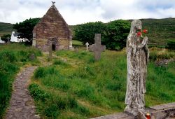 Chiesa di Kilmalkedar a Dingle, Irlanda. Il sito che ospita questa chiesa si estende per 10 acri. Secondo la tradizione, a fondare il luogo religioso sarebbe stato un santo locale di nome Maolcethair ...
