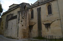 Chiesa romana del XIII secolo nella cittadina di Carpentras, Francia.
