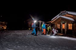 Ciaspolata notturna sulle Dolomiti in Val Gardena, Alto Adige  - © DOLOMITESValgardena