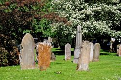Cimitero della chiesa della Santissima Trinità a Stratford-upon-Avon, Inghilterra - Alcune delle lapidi dell'area cimiteriale della chiesa in cui è seppellito anche William ...