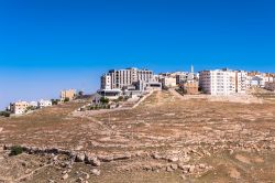Città di Karak vista dal castello, Giordania. La zona moderna di questa città, considerata la capitale ufficiosa del sud della Giordania - © Anton_Ivanov / Shutterstock.com ...