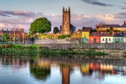 Città di Limerick in Irlanda: riflessi sul fiume Shannon al tramonto - © Patryk Kosmider / Shutterstock.com
