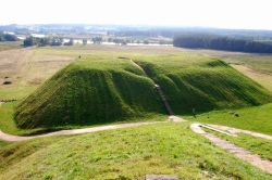 Collina nel sito archeologico di Kernave, patrimonio Unesco dal 2004. E' considerata la culla dell'identità nazionale di questo paese baltico: proprio qui, nel 1253, venne incoronato ...