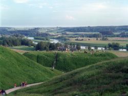 Le colline di Kernave, Lituania, scenario di antiche campagne archeologiche. Il sito è uno straordinario esempio di evoluzione degli insediamenti umani nella regione del Baltico.
