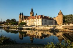 Il complesso religioso del Sacro Cuore di Gesù riflesso nelle acque del fiume a Paray-le-Monial, Francia.
