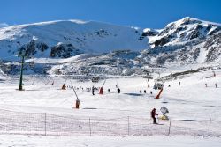 Comprensorio sciistico di Valdezcaray, Spagna - Nei pressi della cittadina di Ezcaray si trova una ski area con 22 piste. Valdezcaray è situata ai piedi del San Lorenzo, il monte più ...