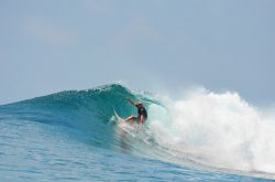 Con il surf alle isole Maldive. La spiaggia più celebre è Sultani, atollo Malè nord
