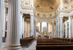 Confraternita dei battuti, una elegante chiesa barocca a Dogliani in piemonte - © Steve Sidepiece / Shutterstock.com