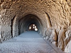 Corridoio nella fortezza di Karak, Giordania. Uno dei dettagli architettonici che si può ammirare all'interno del castello giordano: costruiti in pietra e a volte scavati nella collina, ...