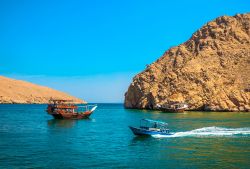 Costa rocciosa nella penisola di Musandam in Oman. Le rocce si spingono a nord in direzione dell'Iran, formando un capo roccioso che separa il Golfo Persico dall'Oceano Indiano: è ...