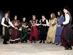 Il folklore dell'isola di Kassos (Grecia) nei costumi tradizionali - Kassos è sì l'isola più meridionale dell'arcipelago del Dodecaneso ma è anche quella ...
