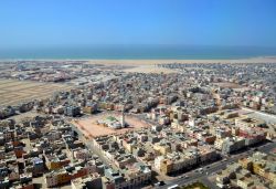 Dakhla: veduta dal finestrino dell'aereo pochi attimi prima dell'atterraggio. La città sorge una stretta penisola che dal Sahara si protende nell'Oceano Atlantico.