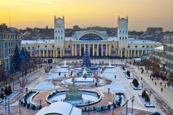 Decorazioni natalizie alla stazione ferroviaria di Kharkiv, Ucraina. Albero di Natale e addobbi impreziosiscono la piazza della stazione a Kharkiv imbiancata da una spolverata di soffice neve  ...