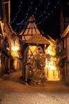 Decorazioni natalizie nel centro storico di Eguisheim (Francia) fotografato di notte.
