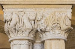 Decorazioni sui capitelli di una chiesa a Paray-le-Monial, Francia.
