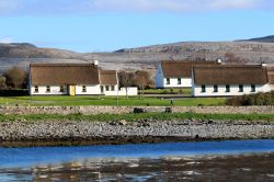 Dei tipici Cottage irlandesi nella regione di Burren in Irlanda