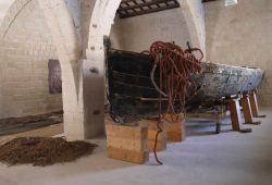 Barca nella tonnara di Favignana, Sicilia. Una storica barca da pesca e le reti dei pescatori all'interno dell'antica tonnara di Favignana che con i suoi 32 mila metri quadrati è ...