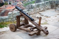 Dettagli alla fortezza di Travnik, Bosnia e Erzegovina: un vecchio cannone - © Eva Mont / Shutterstock.com