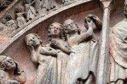 Dettagli del portale nella cattedrale di San Martino a Colmar, Francia. E' uno dei più importanti esempi di architettura gotica della regione - © wjarek / Shutterstock.com