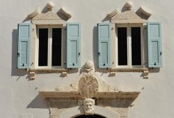 Dettaglio delle finestre di una abitazione storica a Mezzolombardo in Trentino - © www.pianarotaliana.it