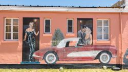 Dipinto al Blue Swallow Motel di Tucumcari, New Mexico, Stati Uniti. Clark Gable, Carole Lombard e una splendida Corvette in primo piano sulla facciata del motel costruito nel 1939 e iscritto ...