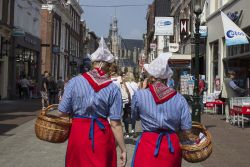 Donne in abito tradizionale olandese in una strada di Alkmaar - In questa città dell'Olanda nessuno viene meno alle tradizioni: dai portatori di formaggio ai mercati ai bambini, dai ...